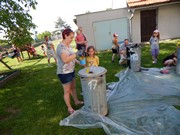 Společné odpoledne rodičů a dětí - natírání popelnic